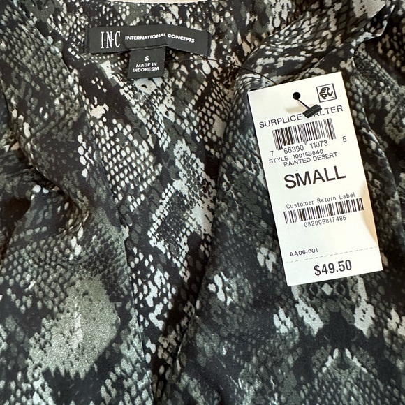 Beautiful surplus top. Fun and trendy! - Picture 6 of 7